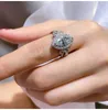 Clusterringen Europese en Amerikaanse micro -ingelegde precisie -imitatie Diamantring Geïmporteerde hoge koolstof overdreven wijsvinger FEM