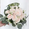 Decoratieve bloemen Handgemaakte zijden Roses Bruidaalbruidsmeisje Wedding Bouquet Pastorale stijl Eucalyptus BLAAKT ARTICIËLE NATUURLIJKE HOLDE PARTY