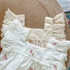 Kläder födda Baby Girls Jumpsuit Flygande ärm Bomull Blomma Broderi Småbarn Flicka Bodysuits Kläder för sommaren 230529