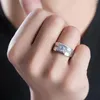 Ringos de cluster 0,5ct 5mm Round Cut noivado de casamento Moissanite Diamond Machone Macho Silver Designer Jóias Presente de luxo para homens