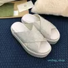 2021 Hot Womens Slippers Sandaler Shiny Diamond Populära Crystal Decoration Luxury Tjock Bottom Bekväm mjuk svartvitt tvåfärgslogotyp