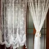 Kurtyna elegancka dekoracja salonu z białą gazą z wisiorami ślub