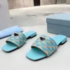 Designer sandaler tofflor lyxiga damer inverterade triangel tofflor svart vit bokstav små läder sandaler damer avslappnade tofflor skor storlek 35-41