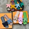 Designer Beach Oran Sandal Womens 2023 Chypre Sandaler Sliders Flt Mule Rubber Brun Black White Sandlas Ladies Office Loafers Wedge Slider Shoes Slippers