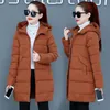 Cappotto in pelle di mezza età in cotone madre di grandi dimensioni Piumino lungo femminile 2022 Autunno Inverno Parka sottile Moda donna Cappotto verde 3XL