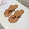 Designer Slifor Flip Flops Women Slimi Sandali estivi Moda spiaggia indoor Flat Candy Color Leather Women Scarpe Slipisti da donna