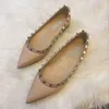 2023Nuevas sandalias de diseñador Tacones planos Remaches Zapatos puntiagudos Mujeres poco profundas Cuero real Negro Charol Zapatos de boda rojos con bolsa para el polvo 34-40