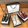 Scarpe eleganti Scarpe classiche da donna piatte Scarpe firmate Autentica pelle bovina con fibbia in metallo Lady Leather Letter Mules Princetown Trample Lazy Loafers Grandi dimensioni 35-42 con scatola