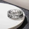 designer smycken armband halsband ring fyrkant smal ihålig väveffekt ring gör gammalt graveringsmönster
