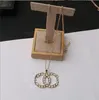 Kadınlar Lüks Tasarımcı Mektubu Kolye Kolye Zinciri 18K Altın Kaplama Kristal Rhinestone Kazak Kolye Düğün Partisi Jewerlry Aksesuarlar