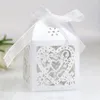 Opakowanie na prezenty 50pcs rzeźbione gości małe z wstążkami ślubne pudełka przychylnie ślubne baby shower biała papier