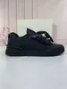 Topp nya varumärkesdesigner mode casual skor kvinnliga män dukskor läder svart sula sneakers
