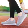 Nuevo estilo de primavera, zapatos tejidos voladores, zapatos casuales para estudiantes, zapatos de malla con cordones versátiles para mujer, zapatos deportivos, zapatos de mujer Forrest Gump