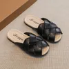 Slipper kinderen strand slippers gevlochten peep teen eenvoudige stijl 26-36 meisjes schuifregelaars ademende casual morden twee kleuren kinderen plat sandalen 230530