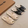 Slipper kinderen strand slippers gevlochten peep teen eenvoudige stijl 26-36 meisjes schuifregelaars ademende casual morden twee kleuren kinderen plat sandalen 230530