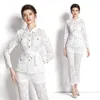 Dwuczęściowe spodnie kobiety Summer Fall Białe 2pcs Damskie Koronki puste lapowe kieszonkowe tunika z długim rękawem