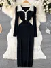 Casual Dresses Limited verkauft modische Eleganz Herbst und Winter Y2K Knopf V-Ausschnitt Strickkleid Damen Tasche Hips Bodycon P230530