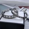 Designer smycken halsband ring fyrkantig ihålig ut snidad mönster par armband ljusarmband hög kvalitet