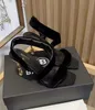 Роскошь 23S/S бренд Suede Moneta Sandals Shoes Gold Sculpted Hel Black Velvet Strapy Party Свадьба сексуальная ходьба Eu35-40