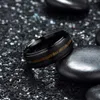 Anéis de banda na moda 8 mm masculinos preto tungstênio anéis de aliança de casamento incrustados em madeira koa havaiana e meteoritos acabamento escovado fosco anel de compromisso masculino J230531