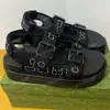 Damessandaal uit 2023 met kristallen 6934 Rozebeige mesh-logo aan de achterkant Antislip rubberen zool geïnspireerd door de sportwereld Designer sandalen Platte sandalen