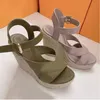 Praia Salto alto Moda verão Sandálias casuais Palha Fundo grosso couro designer Cunhas Fivela de cinto Sapatos femininos couro letra Sapatos de trabalho Tamanho grande 35-42 Com caixa