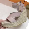 Praia Salto alto Moda verão Sandálias casuais Palha Fundo grosso couro designer Cunhas Fivela de cinto Sapatos femininos couro letra Sapatos de trabalho Tamanho grande 35-42 Com caixa