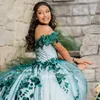 Emerald Green Lace Quinceanera 2023 Bollklänning Floral Applique Crystal Pearls Sweet 16 Dresses Lace-Up Birthday Party 322