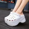Сандалии летние женщины крокодило платформы садовая обувь высота увеличивая тапочки для девочек для девочек пляжные туфли модные леди слайды 220526