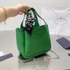 Bolsas de noite bolsa de bolsa axilar P Bolsa de ombro em corrente de designer feminino saco de cesto de triângulo clássico scraf macio de fivela escondida bolso de bolso