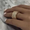 Anelli a fascia Huitan Luxury Wide Promise Rings per le donne Pull Pavimentato CZ Fedi nuziali scintillanti Anelli Colore argento Gioielli moda color oro J230531