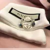 2023 Naszyjnik nowej bransoletki biżuterii Pierścień Naszyjnik Little Daisy z rzeźbionymi kwiatami Sterling Para Walentynki trend prezentowy