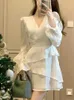 Vestido branco assimétrico de festa nova moda estilo francês vestido manga longa decote em V para mulheres 2023 elegante chique Y2k mini vestido