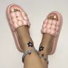 Сандалии, летние яркие тапочки с бриллиантами, женские удобные нескользящие пляжные туфли на платформе с открытым носком, домашняя обувь 230417