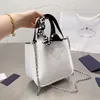 Bolsas de noite bolsa de bolsa axilar P Bolsa de ombro em corrente de designer feminino saco de cesto de triângulo clássico scraf macio de fivela escondida bolso de bolso