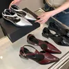 Sandalet Patent Deri Kadınlar Saçımlı Ayak Yazısı Yaz Elbise Ayakkabı Düz ​​Alt Topuklu Gümüş Siyah Kırmızı Ayak Bileği Kayışı Partisi Pompalar 35-39