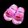 Светодиодные светодиодные детские тапочки мальчик мультфильм мигает легкие тапочки, девочка, детская светящаяся световая обувь Летняя тапочка 230530