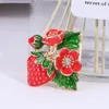 Broscher emalj Strawberry röd blomma frukt brosch stift kvinnor silkes halsduk spänne kläder diy hatt väska tillbehör