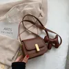 Famosa borsa Borsa in rafia intrecciata mini borse a tracolla con patta di fascino borsa con fibbia magnetica oversize borsa a tracolla da donna designer borsa estiva in paglia a59