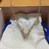 Ny 18K Gold Plated Luxury Pendant Letter Flower Pendant Necklace Designer Fashion Simple Rostfri Steel Armband Wedding Party Gift Crystal Necklace