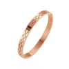 2023 Nuovo braccialetto di gioielli di design collana anello Bracciale netto rosso femminile intarsiato geometrico oro confezione indipendente