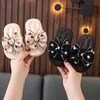 Slipper Bow Flats Sandali con diapositive Open Toe Infradito antiscivolo Pantofole per bambini Pantofole per bambini Estate Cute Pantofole da spiaggia Scarpa 230530