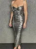 女性用のカジュアルなドレスを着たシルバーメタリックバックレスホルタードレスファッションスパゲッティスリムグリッターハイウエストビンテージエレガントマキシ