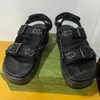 Damessandaal uit 2023 met kristallen 6934 Rozebeige mesh-logo aan de achterkant Antislip rubberen zool geïnspireerd door de sportwereld Designer sandalen Platte sandalen