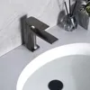 バスルームシンクの蛇口銃の真鍮ウォッシュベイシン蛇口トイレと冷水テーブル盆地