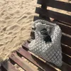 Seesäcke Lässige handgewebte Handtasche im Strandstil Handgelenktasche für Damen Leichte hohle Umhängetasche Tragbare geflochtene Netztasche