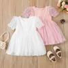 Mädchen Kleider 1-6T Kinder Puffärmel Kleid mit Feder Quaste Dekoration Mesh Nähte Sommer Puffärmel Feder Mesh Mode Kleid AA230531