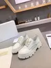 kvinnors avslappnade sportskor resor mode vita kvinnor snörning sneaker 100% ljus lack tjock botten sko designer plattform lady sneakers stor storlek 35-42 med låda