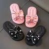 Slipper Bow Flats Sandali con diapositive Open Toe Infradito antiscivolo Pantofole per bambini Pantofole per bambini Estate Cute Pantofole da spiaggia Scarpa 230530
