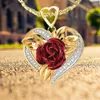 Anhänger-Halsketten. Modeeinkommen. Herzförmige Rosenhalskette mit Anhänger in Ihrer Hand als Geschenk für Ihr geliebtes Mädchen.